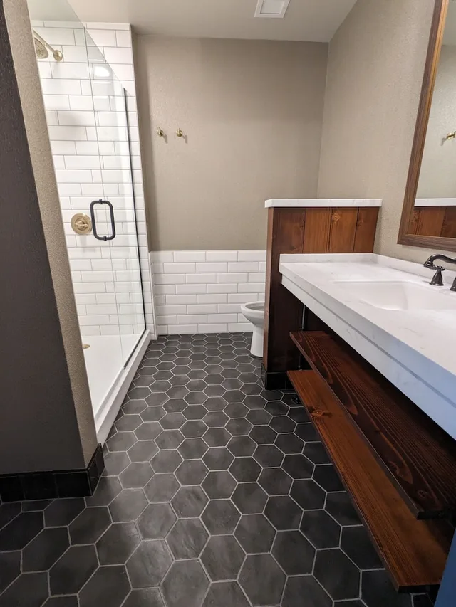 جناح فاخر بسرير كينج وسريرين كوين مع أريكة، The Confluence Hotel 3/3