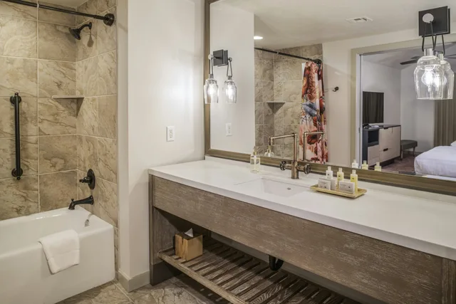 جناح بغرفتي نوم لذوي الإعاقة، Cliffrose Springdale, Curio Collection by Hilton 3/3