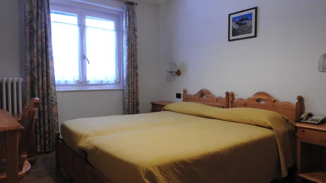 غرفة اقتصادية ثلاثية بسرير مزدوج وسريرين منفصلين، Des Alpes 1/7