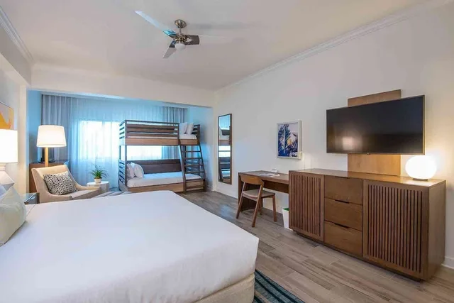 غرفة عائلية بسرير كينج وسرير فردي لذوي الإعاقة، Hawks Cay Resort 1/4
