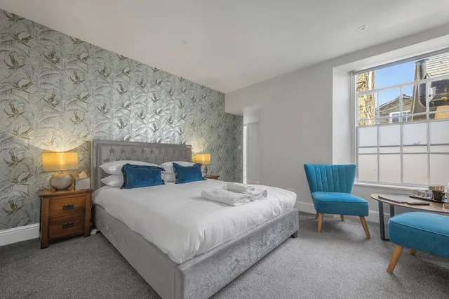Superior, King Bed, Latimer House 3/10