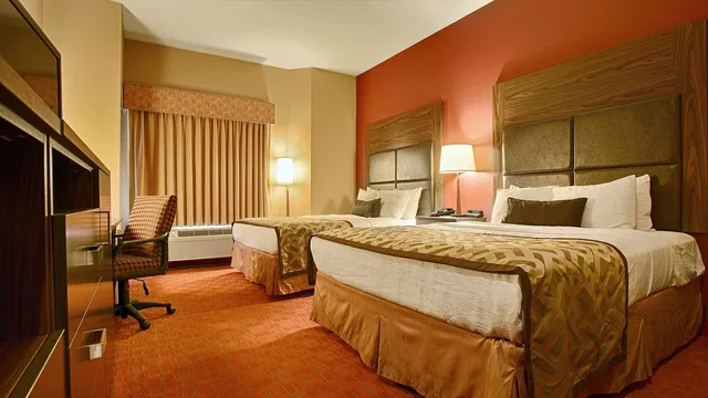 جناح بسريرين كوين مع أريكة بحوض استحمام لذوي الإعاقة، Best Western Plus Woodland Hills Hotel Suites 1/1