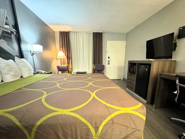 غرفة قياسية بسرير كينج للمدخنين، Super 8 by Wyndham Diberville Biloxi Area 7/10