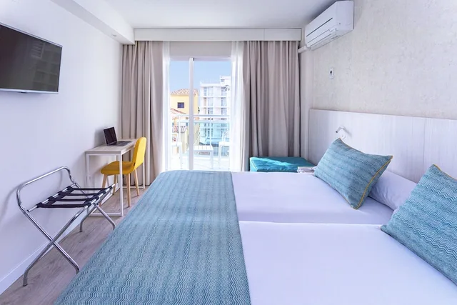 غرفة بفراش فوتون وسريرين منفصلين بإطلالة على المسبح بشرفة، Palmasol Hotel 3/6