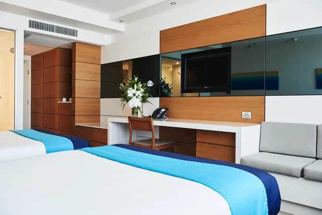 غرفة تنفيذية بسريرين منفصلين بإطلالة على البحر، The Ville Resort - Casino 6/8