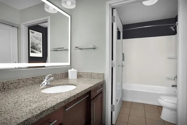 جناح بسرير كينج بغرفة نوم واحدة مع أريكة، RESIDENCE INN BY MARRIOTT PORTLAND DOWNTOWN WATERFRONT 6/10