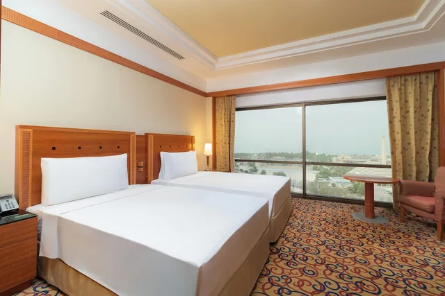 غرفة قياسية بسريرين منفصلين بإطلالة على البحر، Holiday Inn Kuwait 3/5