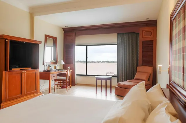 غرفة ديلوكس بسرير مزدوج أو سريرين منفصلين بإطلالة على النهر، Cambodiana Hotel 9/10