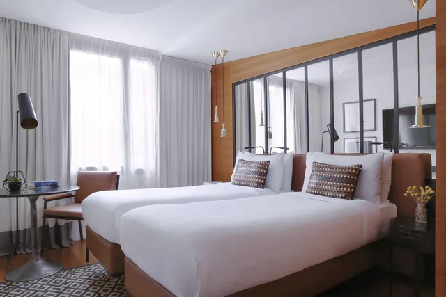 غرفة بسريرين منفصلين وسرير كينج، Renaissance Paris Republique Hotel 1/7