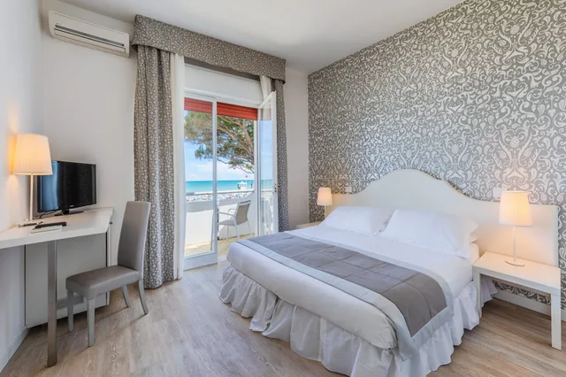 غرفة بسرير مزدوج بإطلالة على البحر بشرفة، Hotel Sanremo 1/8