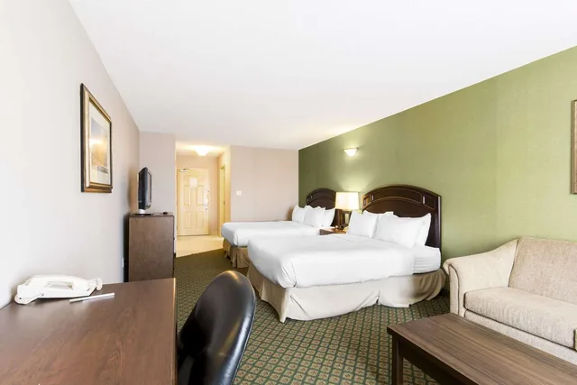 Room, 2 Queen Beds, Clarion Hotel & Conference Centre Sherwood Park 3/6