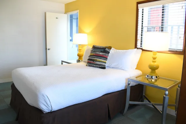 Room, Queen Bed, Partial View, Stair Access Only, Terrace، La Jolla Cove Suites 1/1