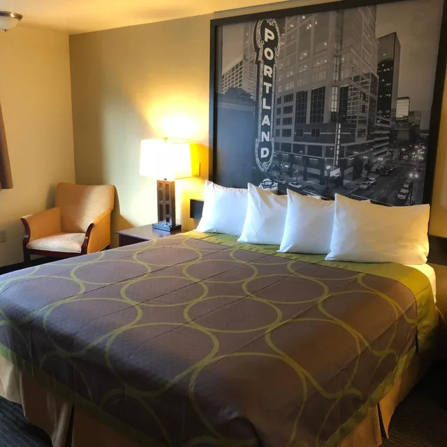 1 Bedroom, Suite, Queen Bed, Super 8 by Wyndham Woodburn 1/8