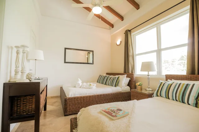غرفة بسرير كينج وسريرين منفصلين بإطلالة على البحر بغرفتي نوم، Umaya Resort Adventures 8/10