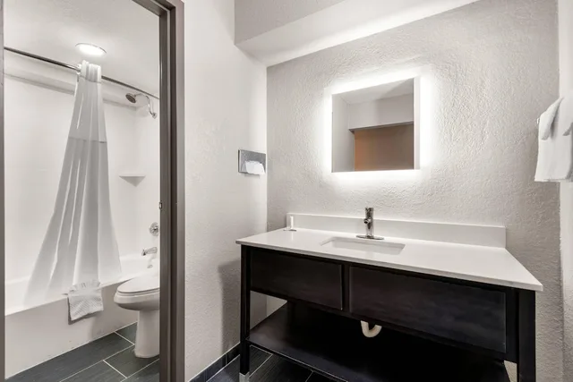 غرفة قياسية بسرير كينج، Clarion Pointe Rhinelander Downtown 7/10
