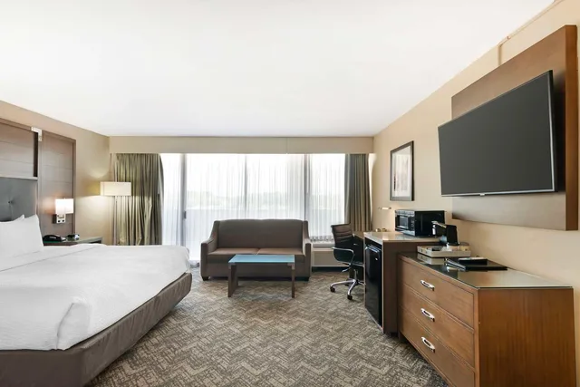غرفة بسرير كينج مع أريكة، Best Western Plus Kansas City Sports Complex Hotel 2/3
