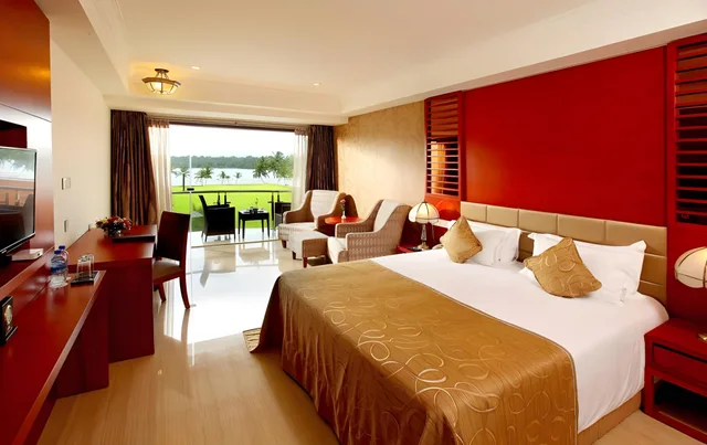 غرفة بسرير كينج بإطلالة على البحيرة، Lake Palace Hotel Trivandrum 1/1
