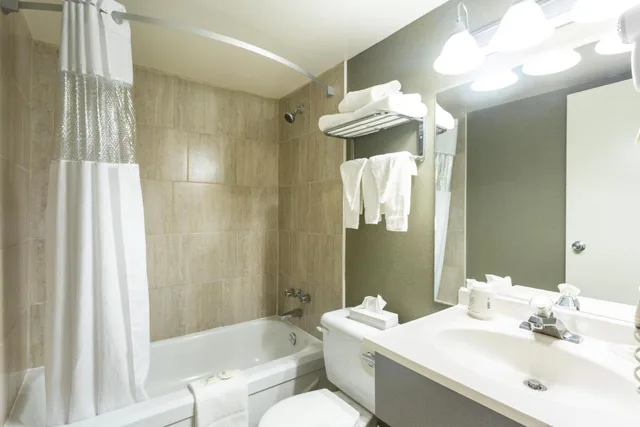 غرفة بسرير كينج وسريرين كوين، Days Inn by Wyndham Fallsview 6/7