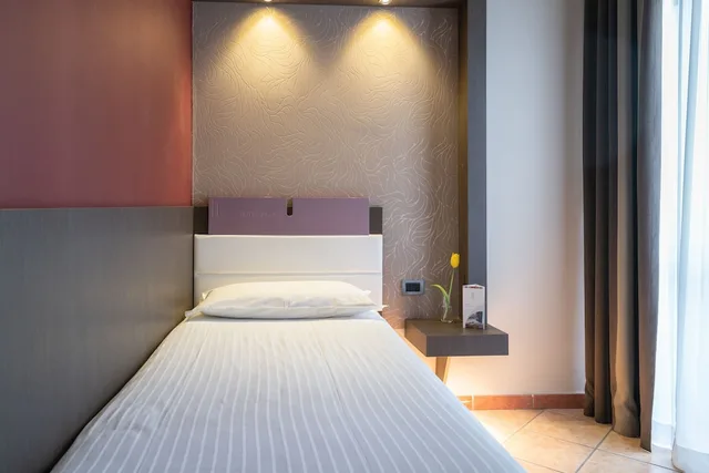 غرفة قياسية ثلاثية، Hotel Palace 2/5