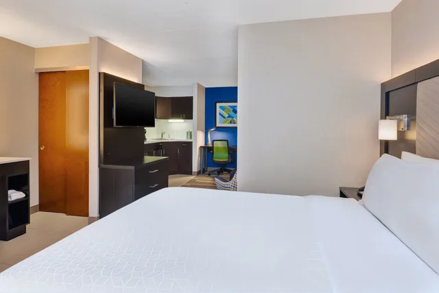 غرفة قياسية بسرير كينج، Holiday Inn Express Suites Blackburg University Area 1/3