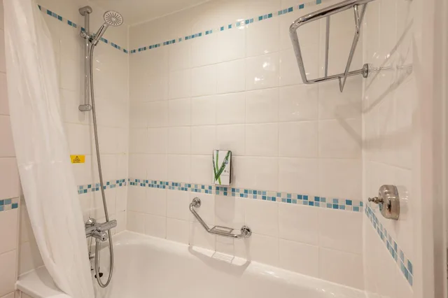 غرفة بسرير مزدوج بحوض استحمام لذوي الإعاقة، Milestone Peterborough Hotel A1M, Sure Hotel Collection 6/6