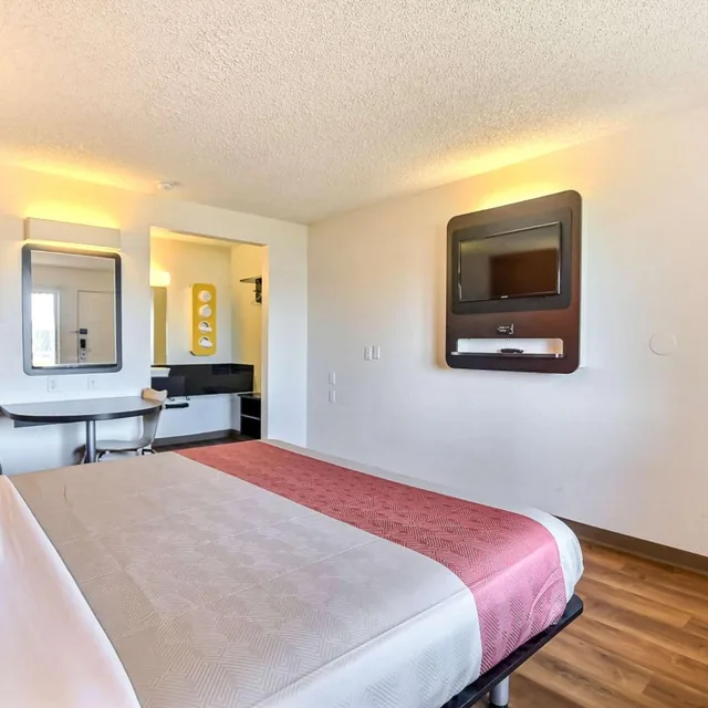 Deluxe, Motel6 Oakland, CA - Embarcadero 1/10