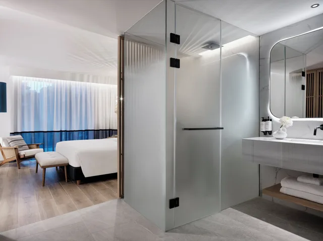 غرفة بريميوم بسرير كينج مع أريكة، InterContinental Crete by IHG 5/7