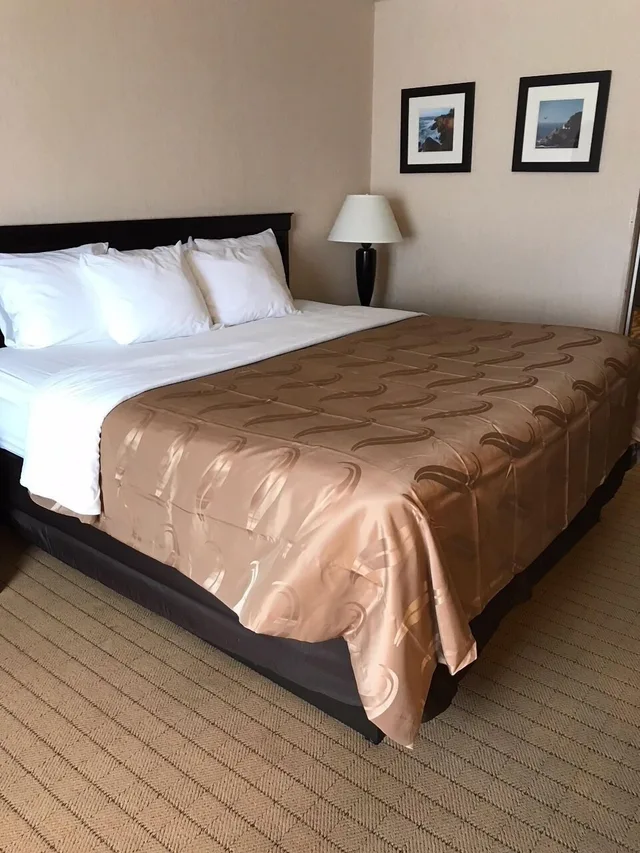 غرفة قياسية بسرير كينج، Quality Inn Florence, OR 1/4
