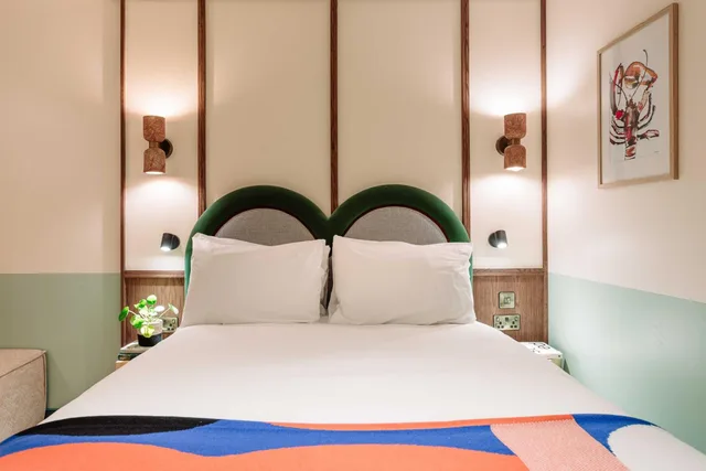 Room, Queen Bed, No Window، Second Nature Belfast 1/3