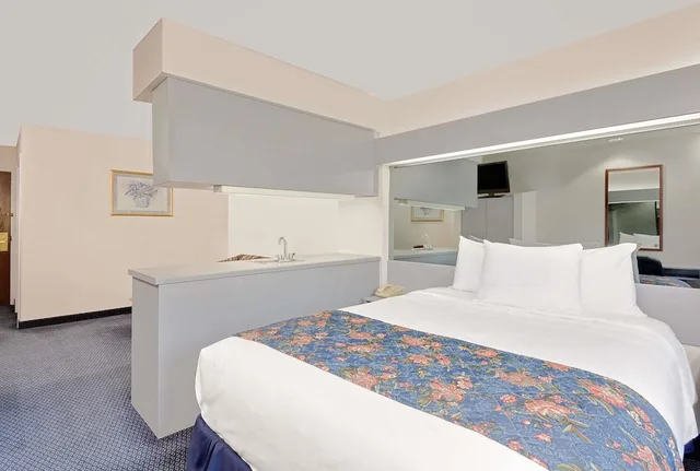 جناح بسرير كوين بحوض جاكوزي، Microtel Inn & Suites by Wyndham Hagerstown 1/7