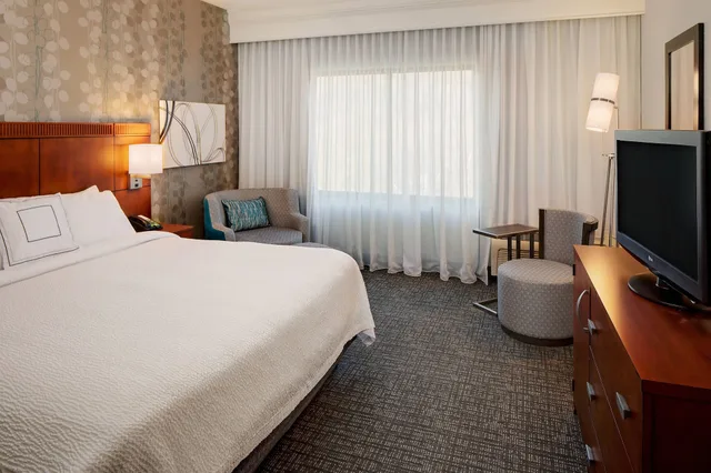 غرفة بسرير كينج مع أريكة، Courtyard by Marriott West Homestead Waterfront 1/4