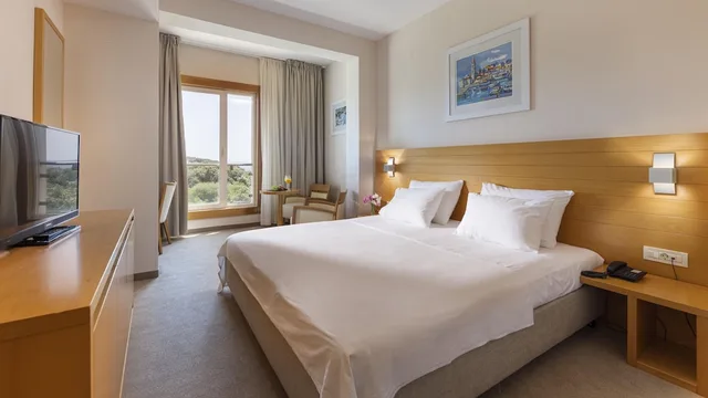 Comfort, King Bed, with Extra Bed, Lateral Side Sea View، Family Hotel La Luna – All inclusive 1/5