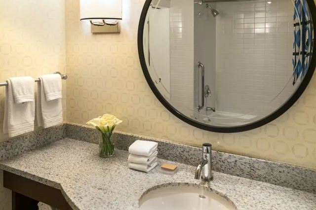 غرفة بسريرين مزدوجين، Renaissance Boston Waterfront Hotel 3/3