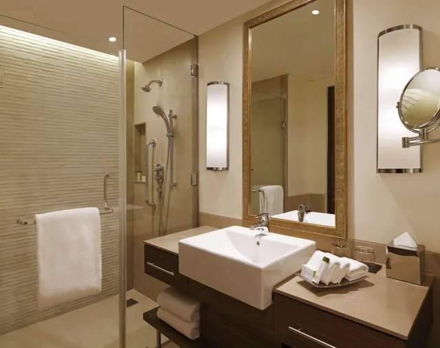 غرفة بسريرين منفصلين بإطلالة على المسبح، DoubleTree by Hilton Agra 3/3