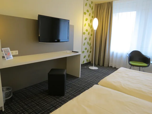 Standard, King Bed, Comfor Hotel 8/10