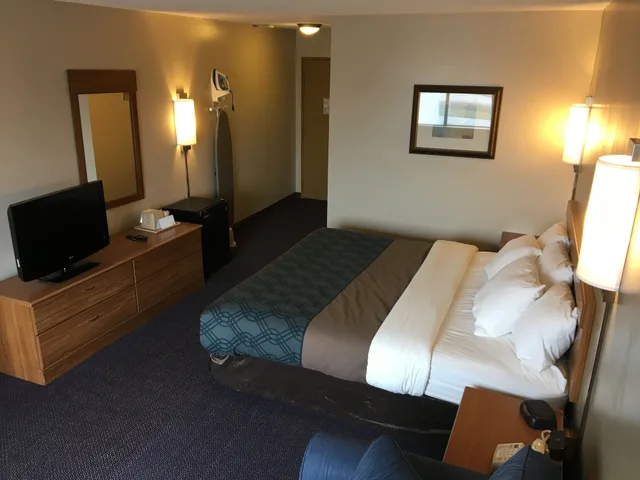 غرفة قياسية بسرير كينج مع أريكة في طابق مرتفع، Econo Lodge Darien Lakes 5/7
