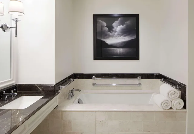 جناح جونيور بسرير كينج بشرفة لذوي الإعاقة، Waldorf Astoria Atlanta Buckhead 5/5