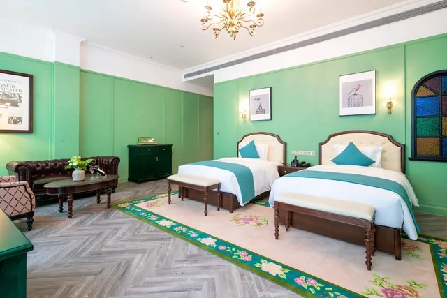 غرفة بريميوم بسريرين منفصلين بإطلالة على الفناء، Hotel Indigo Heilong Lake 2/8