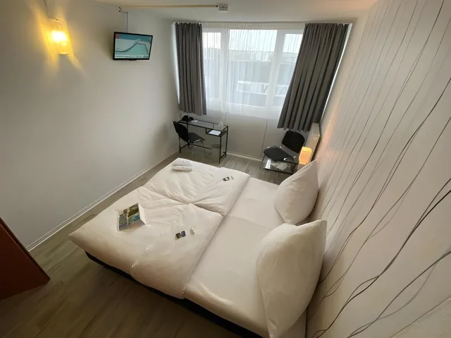 Smart, Double Bed، BeeVillage Messehotel Hannover-Laatzen 1/2