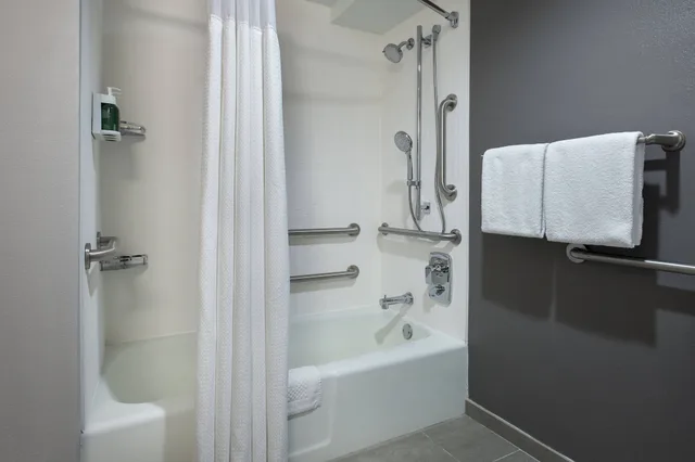غرفة بسرير كينج مع أريكة لذوي الإعاقة، Courtyard Norwalk 6/7