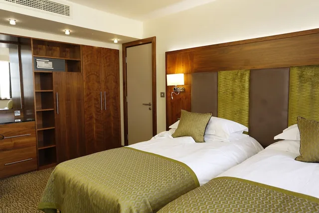 غرفة قياسية بسريرين منفصلين، The View Hotel 1/10