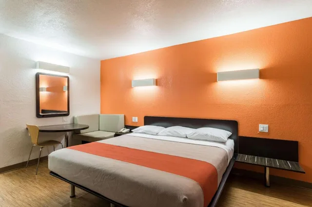 غرفة بسرير كينج لغير المدخنين بمطبخ، Motel6 Uvalde, TX 4/7