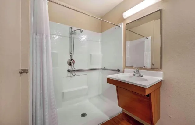 غرفة بسرير كوين بمطبخ، Studio 6 Extended Stay El Paso East TX 9/10