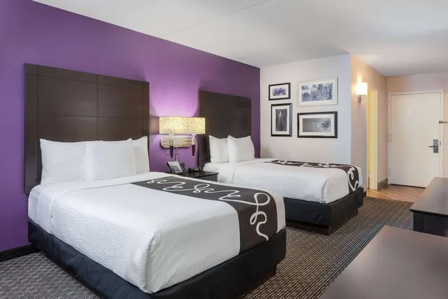 غرفة بسريرين مزدوجين، La Quinta Inn & Suites by Wyndham Clifton/Rutherford 2/3