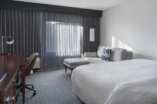غرفة بسرير كينج مع أريكة بحوض استحمام لذوي الإعاقة، Courtyard Norwalk 3/10