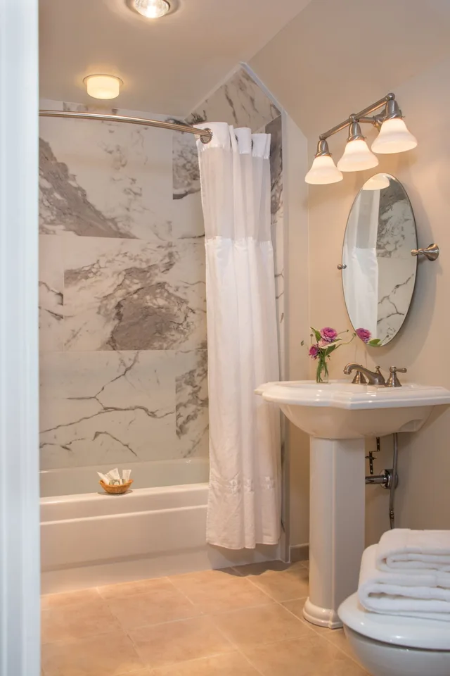 غرفة بسرير كوين بمطبخ لذوي الإعاقة، The Essex Vermont S Culinary Resort Spa 7/8