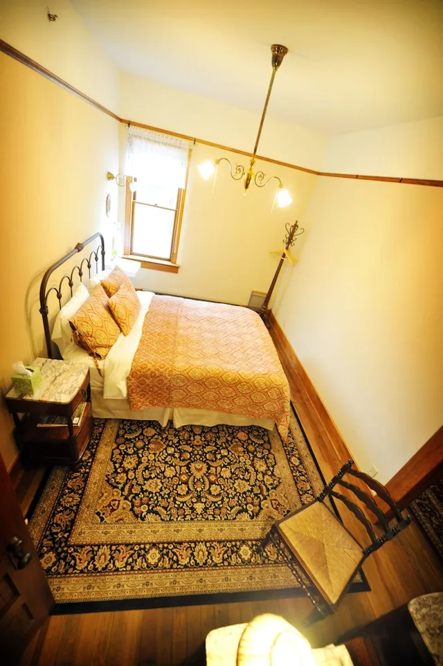 Traditional, Queen Bed, Shared Bathroom, Balch Hotel 9/10