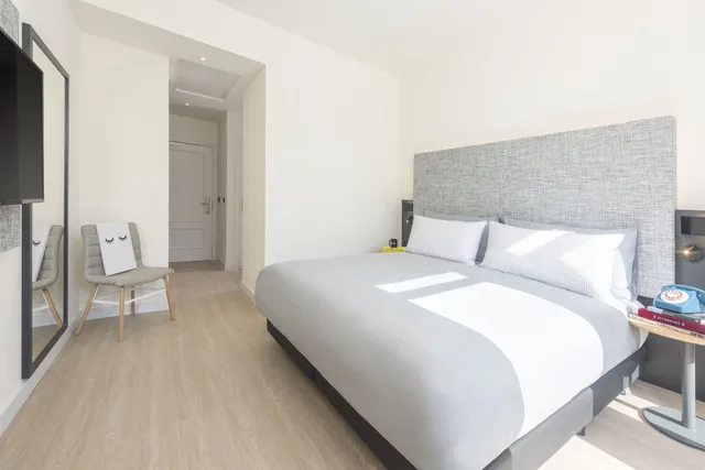 Town House, Double Bed, Balcony، Innside by Melia Barcelona Apolo 4/10