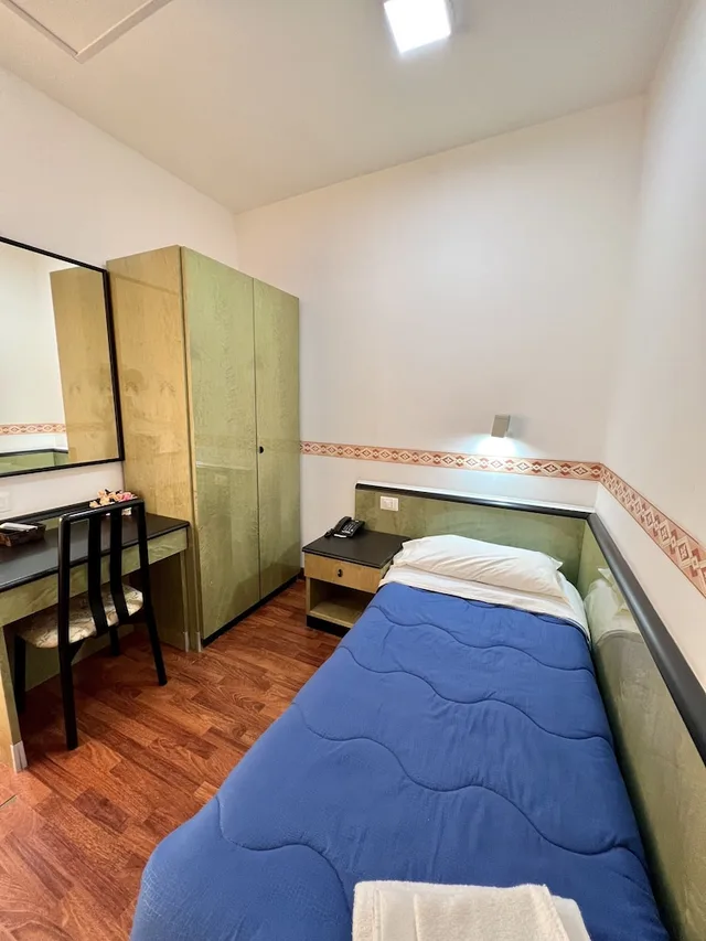 غرفة مفردة، Hotel Como 8/14