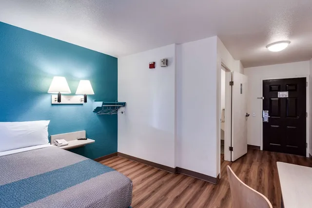 غرفة قياسية بسريرين مزدوجين، Motel6 Spokane, WA - West 3/5